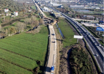 Devijohet trafiku në autostradën Tiranë-Durrës, shkak punimet për hekurudhën