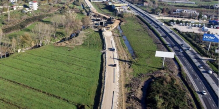 Devijohet trafiku në autostradën Tiranë-Durrës, shkak punimet për hekurudhën