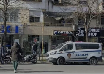 Panik në një dyqan në Tiranë, një person i armatosur kërcënon punonjësit dhe…