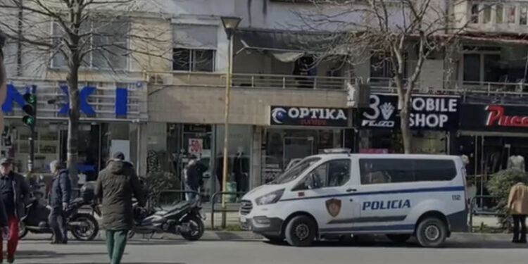 Panik në një dyqan në Tiranë, një person i armatosur kërcënon punonjësit dhe…