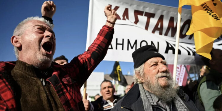 Fermerët grekë përshkallëzojnë protestën, vendosin të bllokojnë rrugët dhe doganat e vendit! 7 kërkesat ndaj qeverisë Mitsotakis