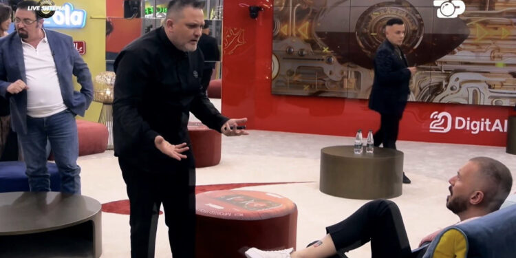 “Pse të djeg, i ke mashtruar të gjithë”/ Debat i fortë mes Julit, Romeos dhe Gazit, opinionisti: Janë si Luizi dhe Maestro junior