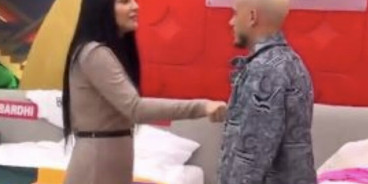 VIDEO/ Çfarë ndodhi? Sara e nxehur i kthehet Bardhit: Mos më fol më, po më merr në qafë
