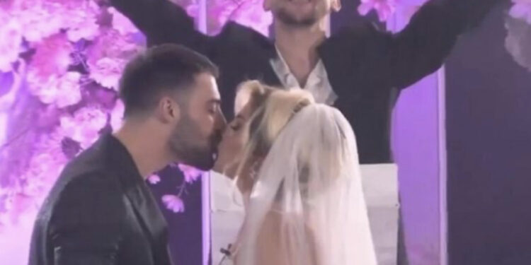 VIDEO/ Ilnisa dhe Meritoni ‘zyrtarisht të martuar’, dhurojnë puthjen e parë në buzë
