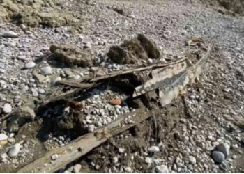 E rrallë / Thatësira nxjerr në pah një varkë antike në lumin e Vjosës