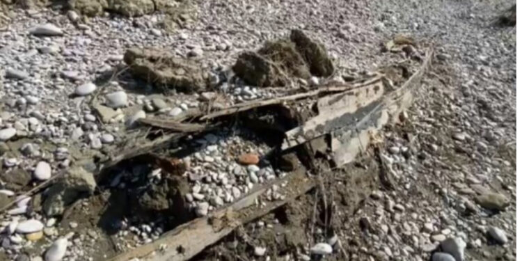 E rrallë / Thatësira nxjerr në pah një varkë antike në lumin e Vjosës