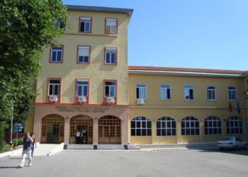 Hidhet nga kati i tretë i Spitalit të Traumës, humb jetën 47-vjeçari