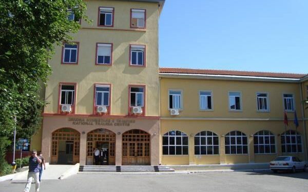 Hidhet nga kati i tretë i Spitalit të Traumës, humb jetën 47-vjeçari