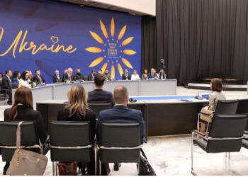 ‘Mos na lini vetëm’/ Zelensky në Tiranë: Lufta do të vendosë fatin e Europës