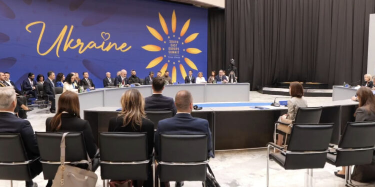 ‘Mos na lini vetëm’/ Zelensky në Tiranë: Lufta do të vendosë fatin e Europës