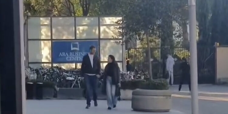VIDEO/ Pas ndarjes, Princ Leka shëtit ‘dorë për dore’ me të dashurën e re
