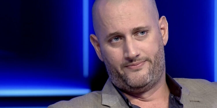 Projekte artistike/ Florian Binaj njofton tërheqjen nga politika