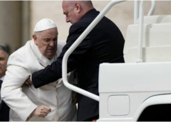 Papa Françesku transportohet për në spital, si paraqitet gjendja e tij shëndetësore