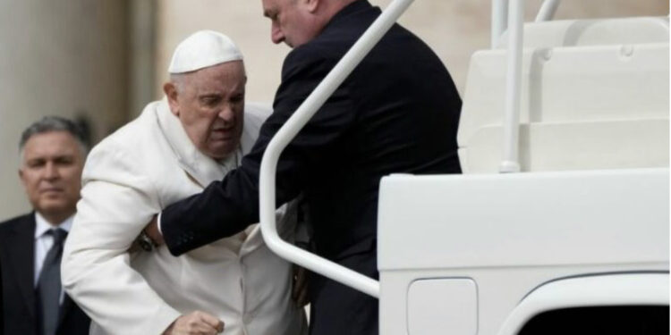 Papa Françesku transportohet për në spital, si paraqitet gjendja e tij shëndetësore