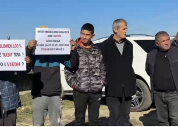 Banorët e Patos Fshatit në protestë: Rruga është shkatërruar, mungojnë kanalizimet