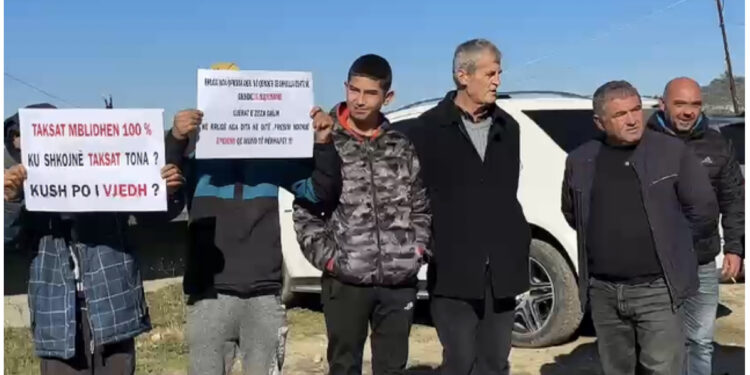 Banorët e Patos Fshatit në protestë: Rruga është shkatërruar, mungojnë kanalizimet