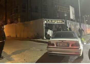 Makina përfundon në kantierin e ndërtimit! Përplasen ‘kokë më kokë’ 2 mjetet në Tiranë