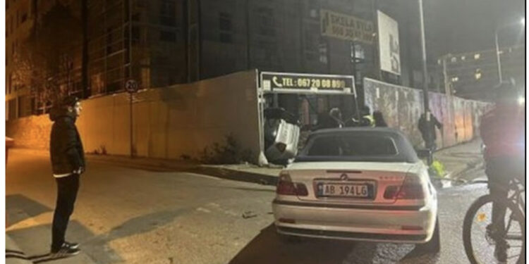 Makina përfundon në kantierin e ndërtimit! Përplasen ‘kokë më kokë’ 2 mjetet në Tiranë