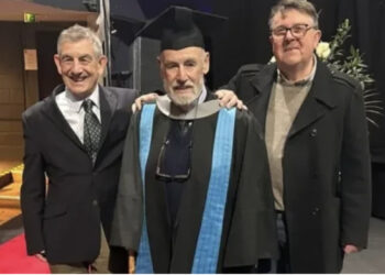 E rrallë/ Një burrë mbaron universitetin në moshën 95-vjeçare: Vazhdoni të sfidoni veten edhe kur rriteni!