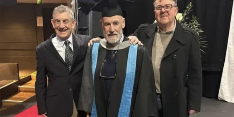 E rrallë/ Një burrë mbaron universitetin në moshën 95-vjeçare: Vazhdoni të sfidoni veten edhe kur rriteni!