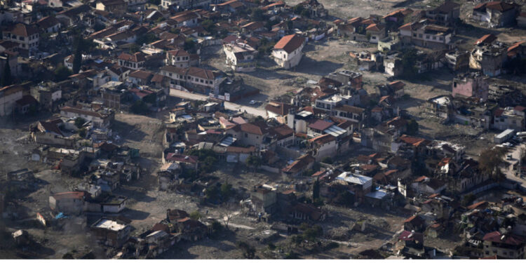VIDEO/ Vdiqën mbi 60 mijë njerëz, qytetet turke që u prekën nga tërmeti janë sot si fantazma