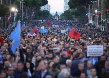 Protesta e opozitës/ Berisha i pranishëm në tubim, mbi 1 mijë forca policie në terren, ja rrugët që do të bllokohen