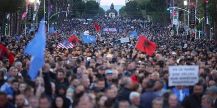Protesta e opozitës/ Berisha i pranishëm në tubim, mbi 1 mijë forca policie në terren, ja rrugët që do të bllokohen