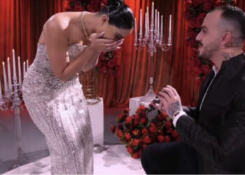 Ndodh propozimi i parë për martesë në Për’Puthen! Mes trëndafilash të kuq dhe lotësh, ajo tha “Po”