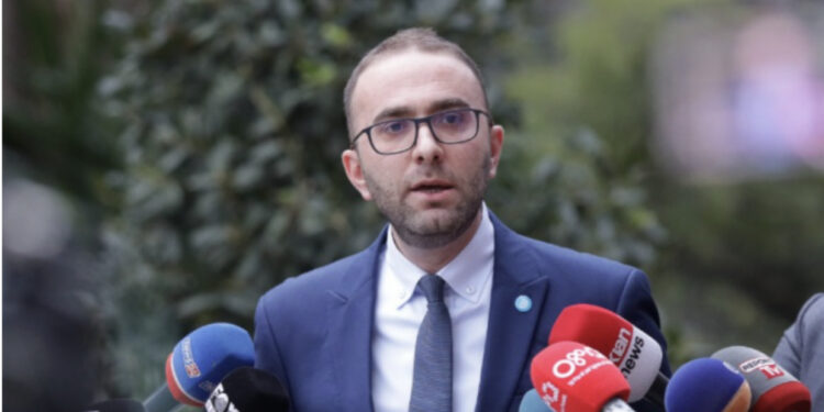 Bashkimi i opozitës/ A duhet të ketë Basha një vend në tryezë, si përgjigjet Bardhi
