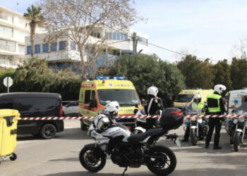 Shefi e pushoi, punonjësi merr armën dhe shkon i qëllon me plumba