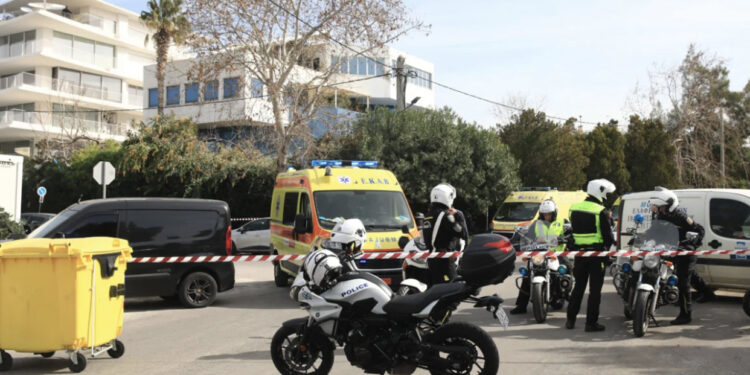 Shefi e pushoi, punonjësi merr armën dhe shkon i qëllon me plumba