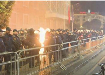 Hodhën kapsolla, flakadanë e molotov drejt Kryeministrisë, arrestohen 4 protestues