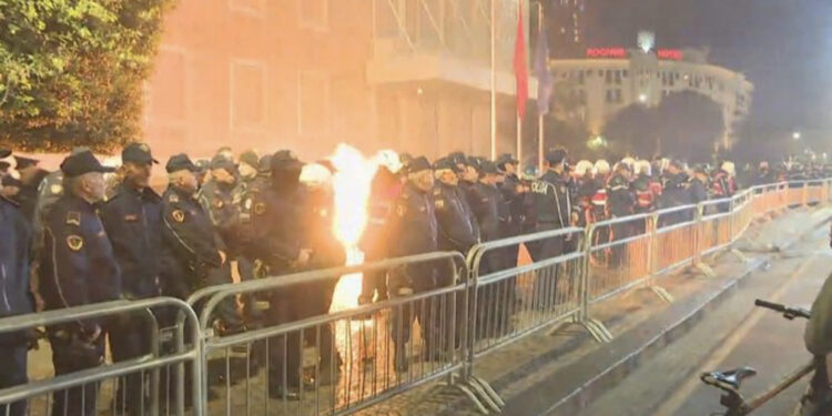 Hodhën kapsolla, flakadanë e molotov drejt Kryeministrisë, arrestohen 4 protestues