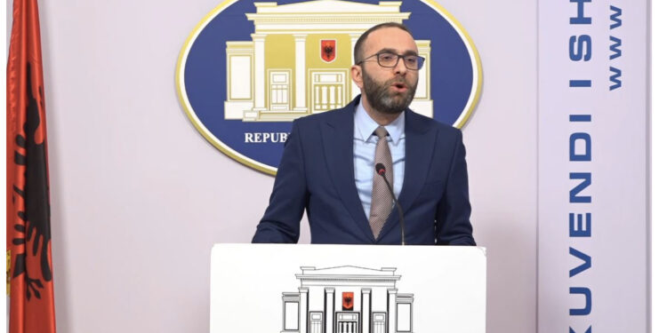 “Do të na ketë përballë”/ Një ditë pas protestës, Gaz Bardhi paralajmëron Ramën dhe shpërthen ndaj kryetares së Kuvendit: Kush mendon se arroganca…