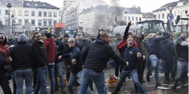 VIDEO/ Protesta në Bruksel, fermerët djegin traktorët përpara Parlamentit Europian