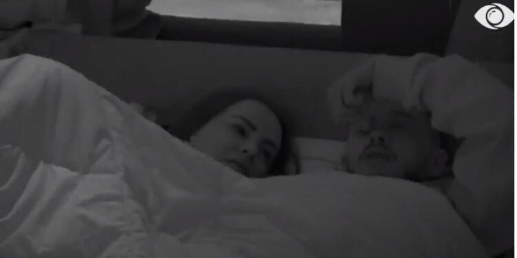 ‘Merr flakë’ Bardhi! Shkëmben puthjen e parë me Sarën. Meri: Shko fli me Meritonin