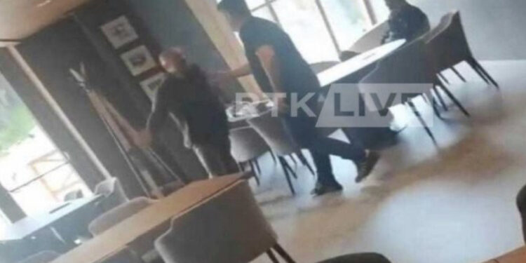VIDEO/ Radoiçiç godet me grusht ish-kryetarin ilegal të Mitrovicës së Veriut