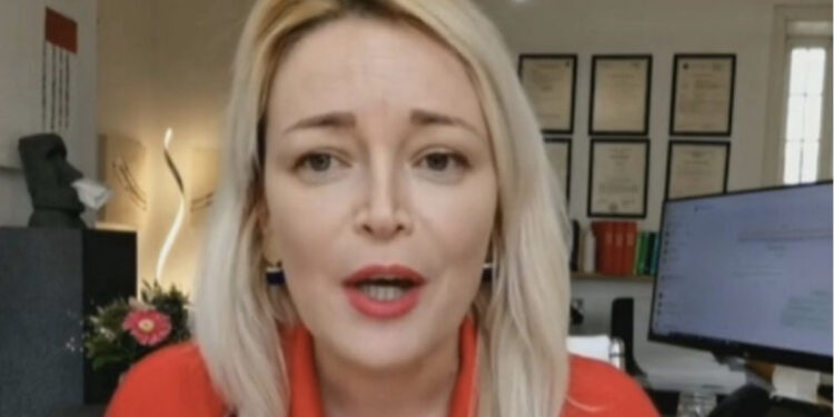 Dërgoi lekë nga Gjermania për të operuar të atin, mjekja tregon si pagoi kolegët këtu: Doja që babai im të shkonte në shtëpi, jo në arkivol