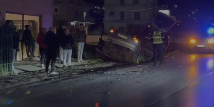 Tjetër aksident i rëndë në Fier, dy makina “ngulen” në kanal