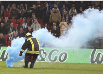 Hodhën flakadanë dje në ndeshjen Tirana-Partizani, e pësojë keq 2 të rinjtë