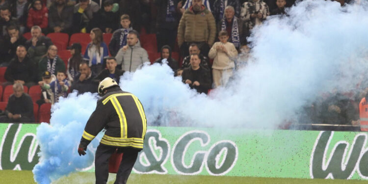 Hodhën flakadanë dje në ndeshjen Tirana-Partizani, e pësojë keq 2 të rinjtë
