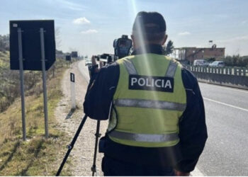 Merrte ryshfet për mos të gjobitur shoferët, pezullohet nga detyra polici i Fierit