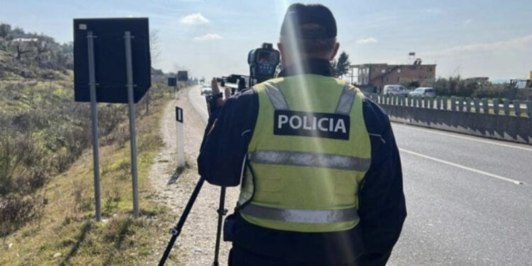 Merrte ryshfet për mos të gjobitur shoferët, pezullohet nga detyra polici i Fierit