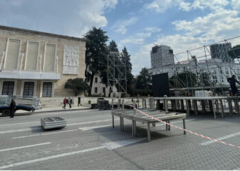 Vazhdojnë përgatitjet/ Berisha ngre podiumin, Rama gardhin metalik