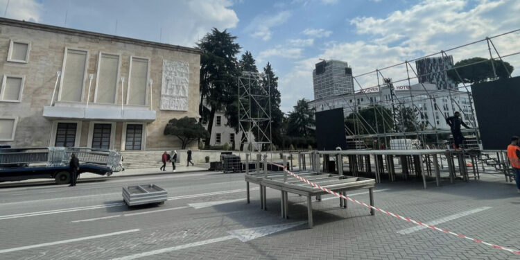 Vazhdojnë përgatitjet/ Berisha ngre podiumin, Rama gardhin metalik