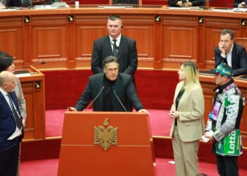 “Do ta tërheqim zvarrë”, Paloka kërcënon nga Kuvendi Ramën, djeg rregulloren