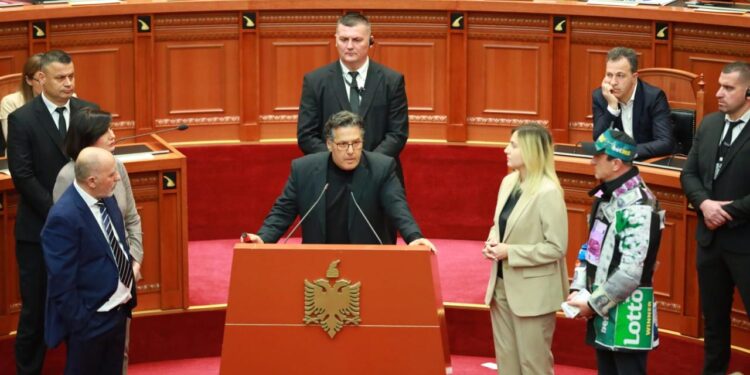 “Do ta tërheqim zvarrë”, Paloka kërcënon nga Kuvendi Ramën, djeg rregulloren