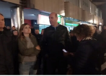 VIDEO/ Tabaku i bashkohet protestës së opozitës, deputetja demokrate shihet krah qytetarëve