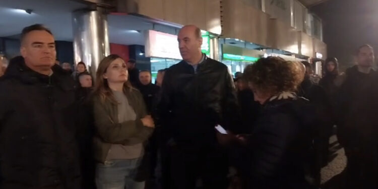 VIDEO/ Tabaku i bashkohet protestës së opozitës, deputetja demokrate shihet krah qytetarëve