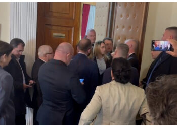 Deputetët e PD tentojnë të bllokojë “Zgjedhoren”, Garda i bën “pritë” tek dera